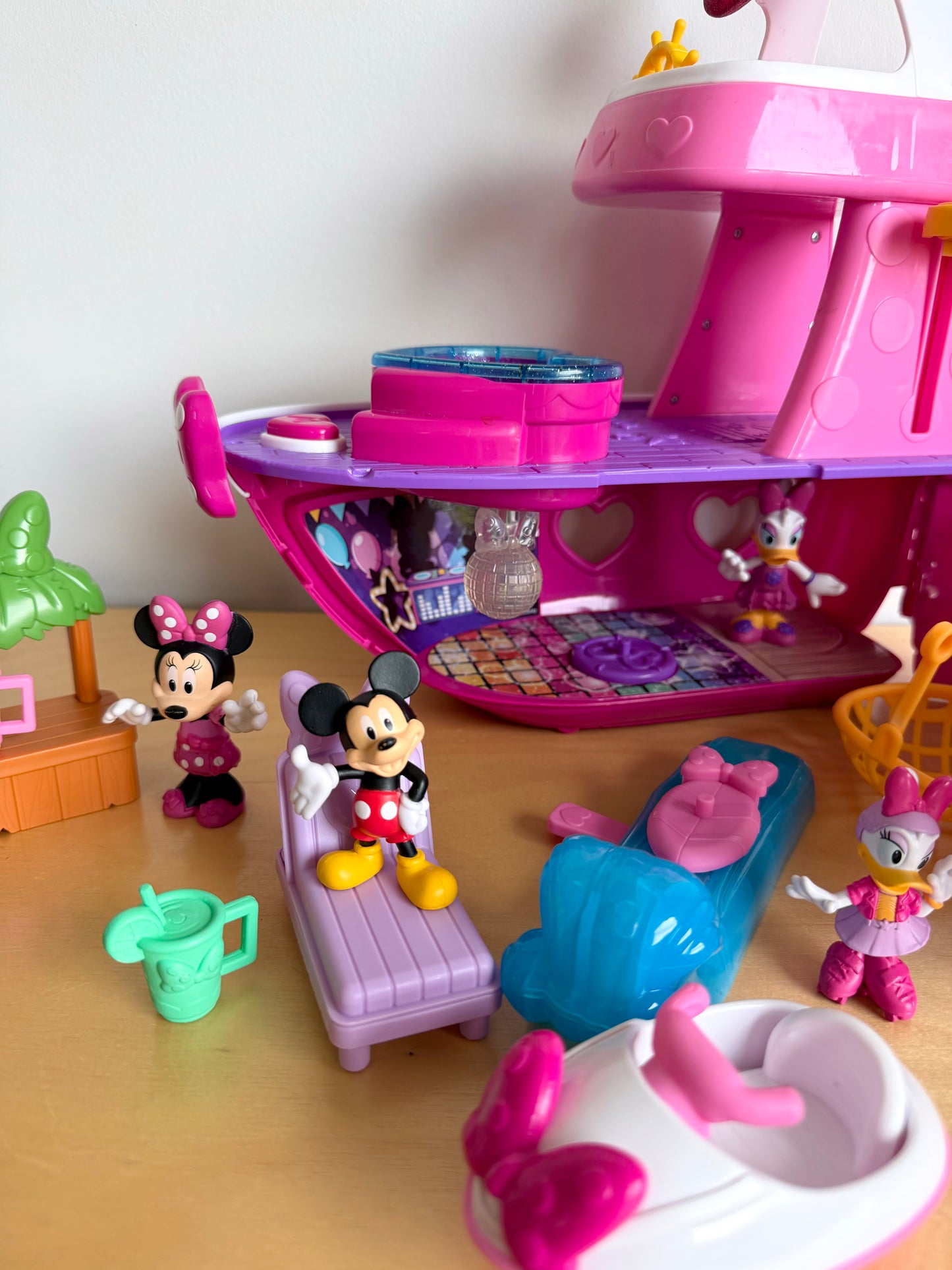Minnie Mouse Bowdazzling Yacht Playset Toy (No Shipping)
