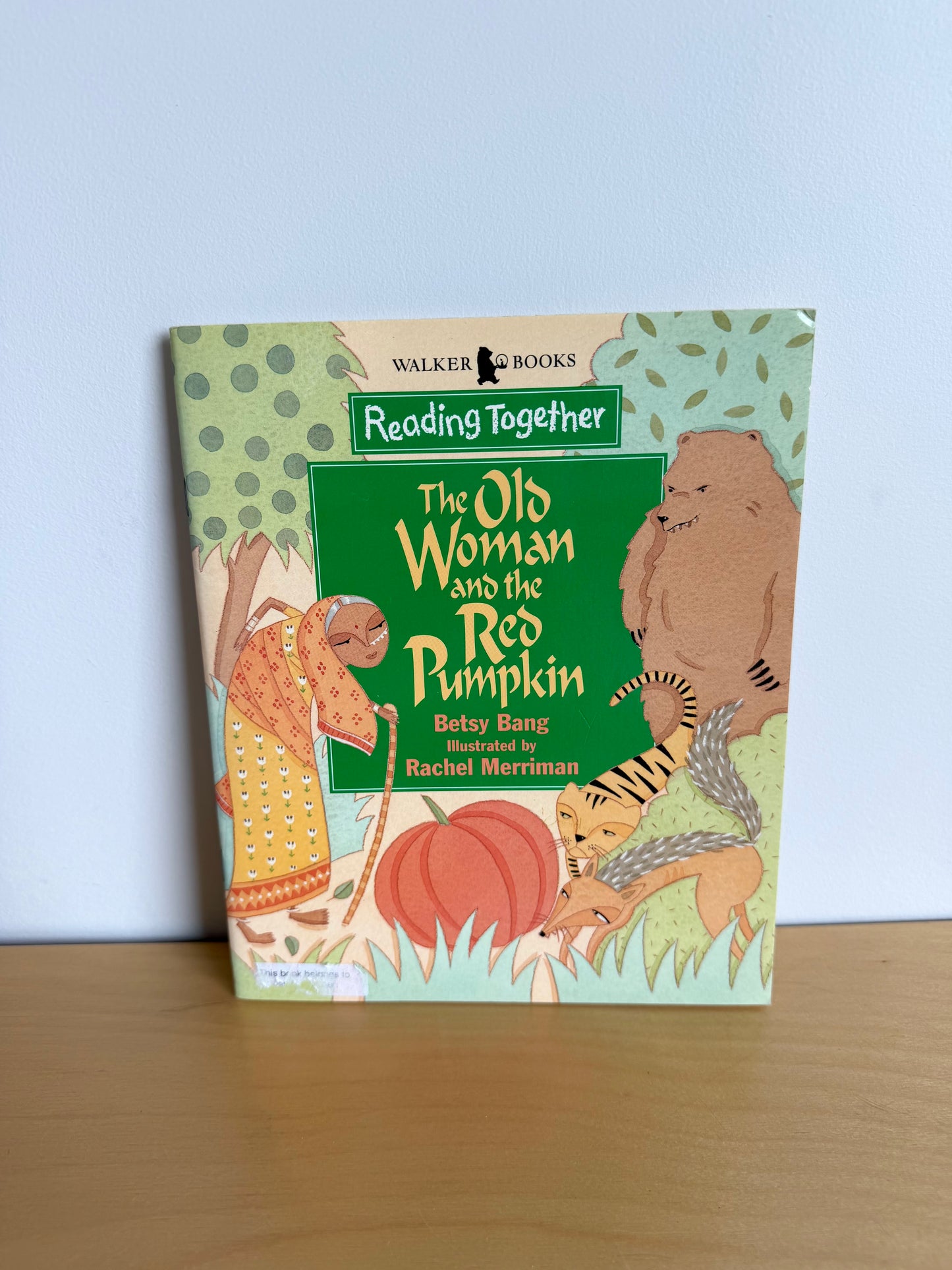 The Old Woman and the Red Pumpkin Book / 4-8 years