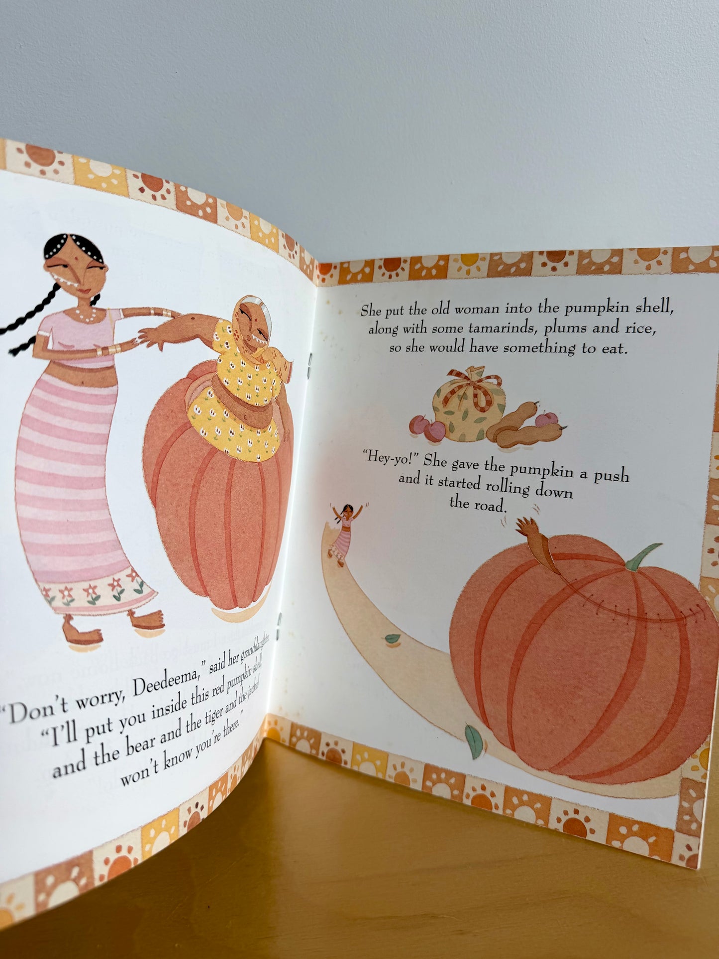 The Old Woman and the Red Pumpkin Book / 4-8 years