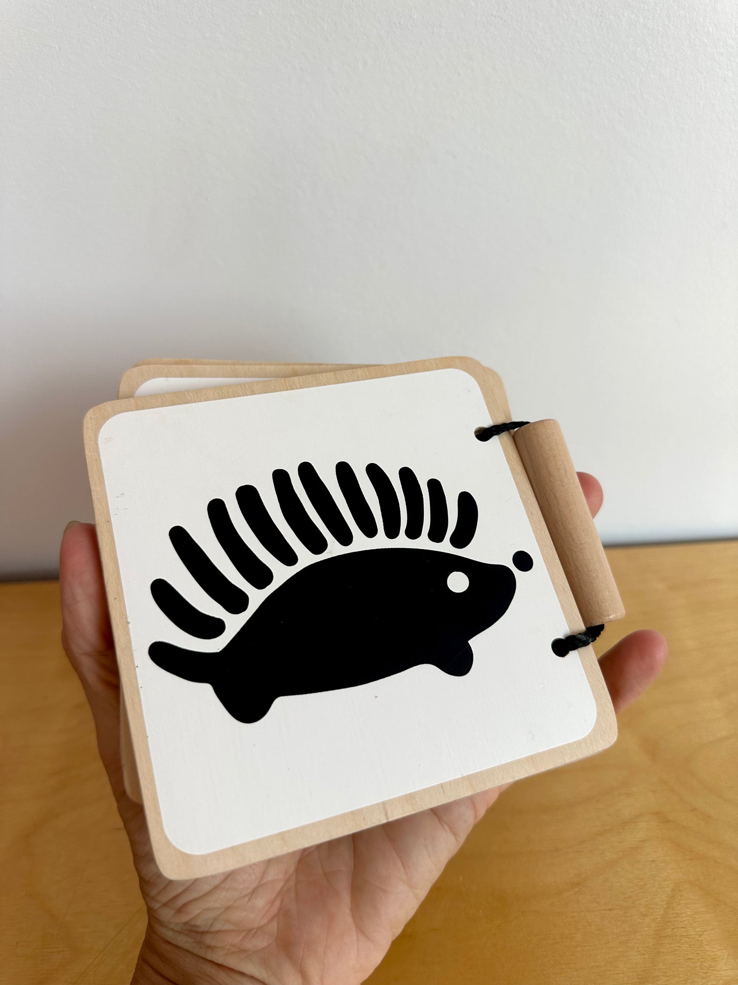 Lovevery Wooden Contrast Book (0-12 weeks)