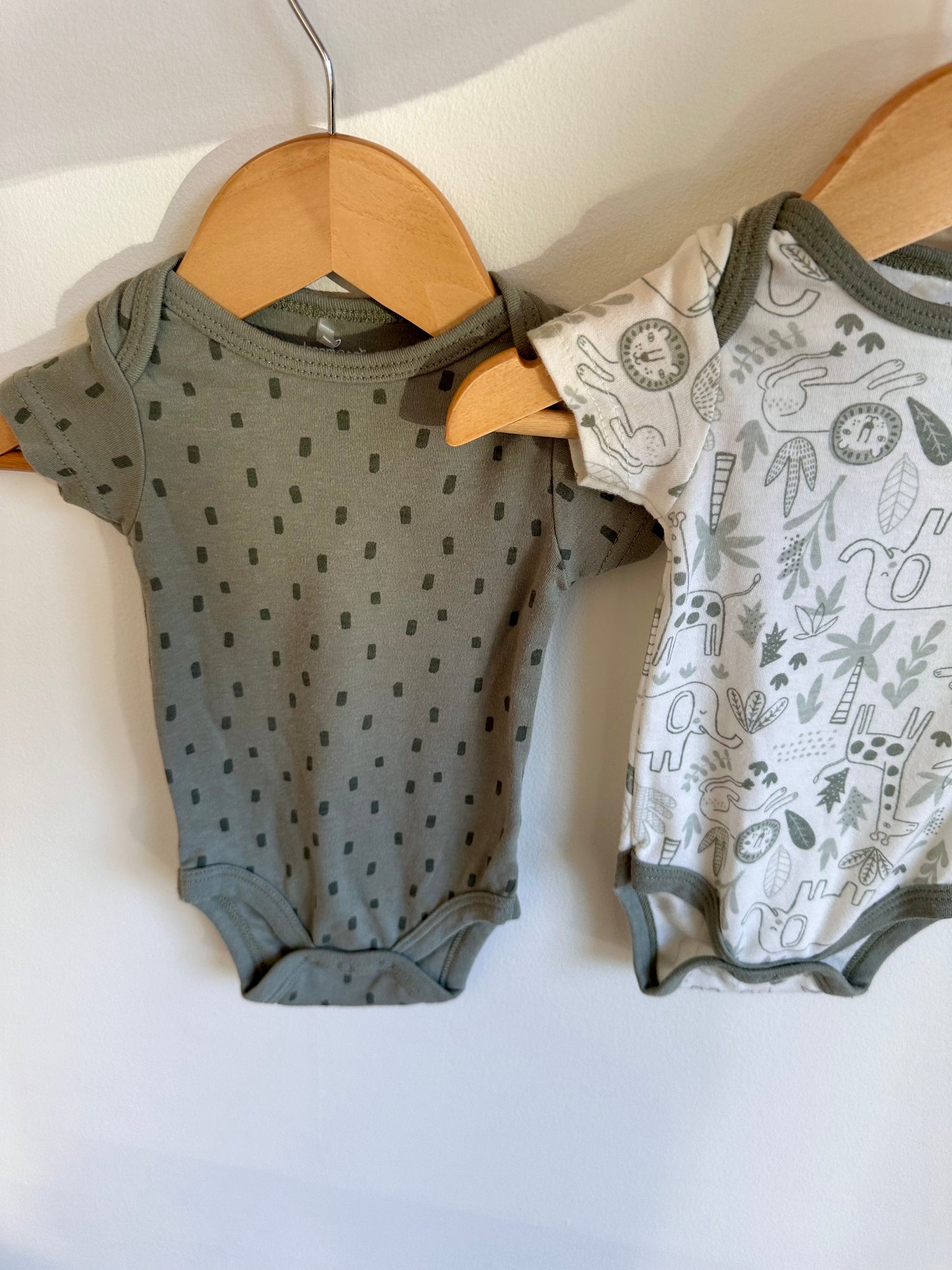 Green Spotted + Animal Bodysuits / 3-6m