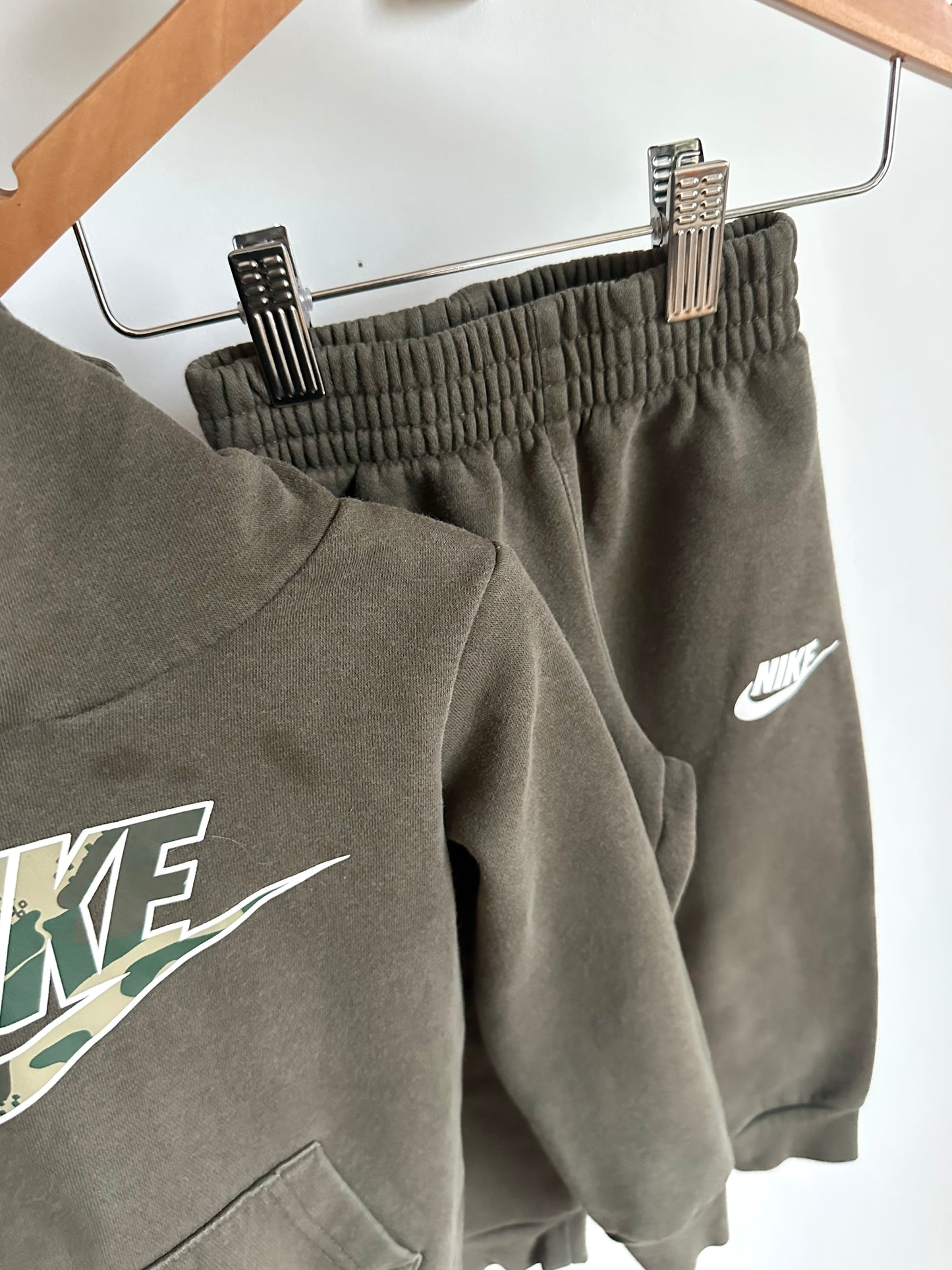 Nike Olive Sweater + Pants Set (PLAY) / 2-3T (No Shipping)