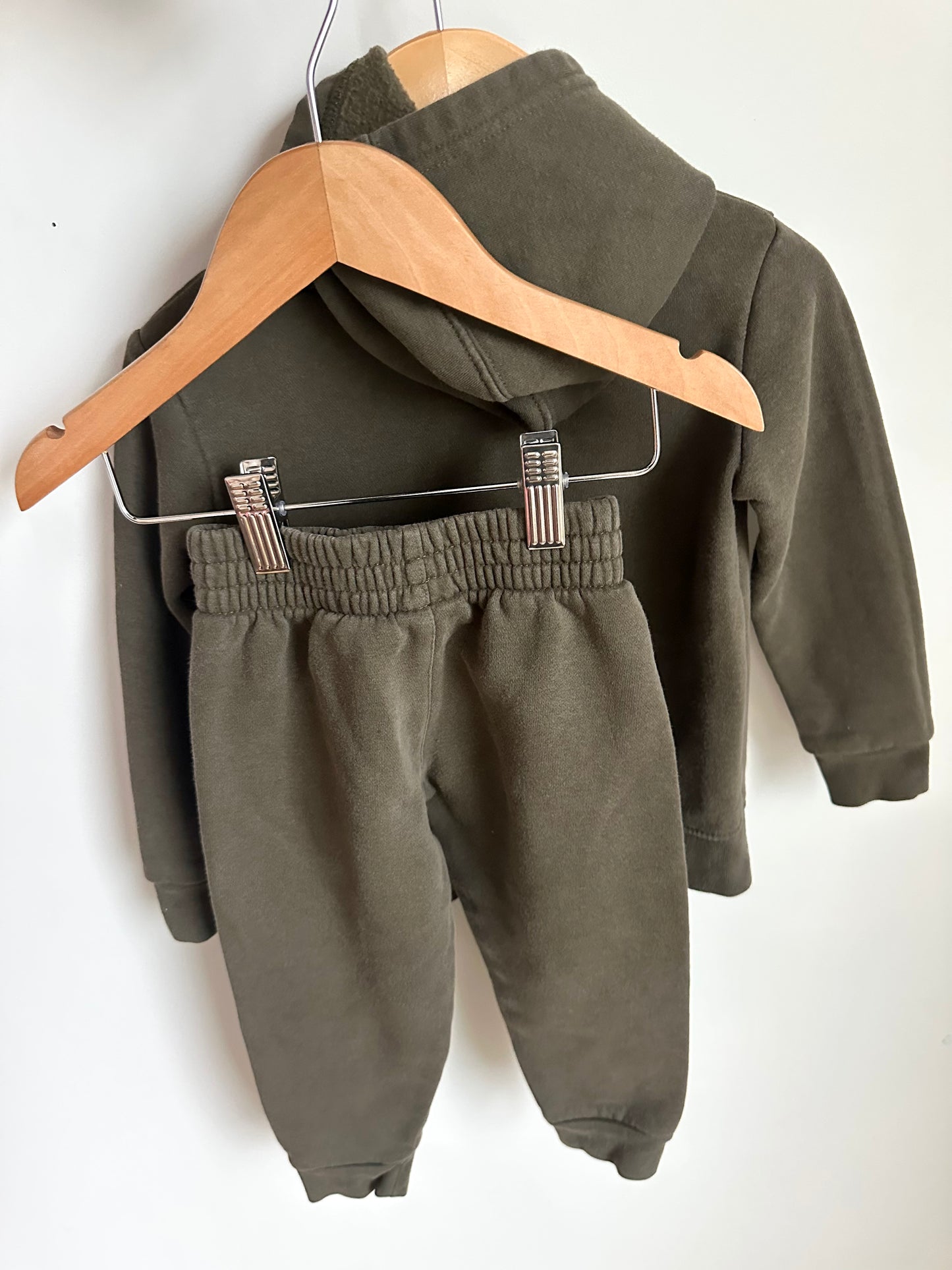 Nike Olive Sweater + Pants Set (PLAY) / 2-3T (No Shipping)