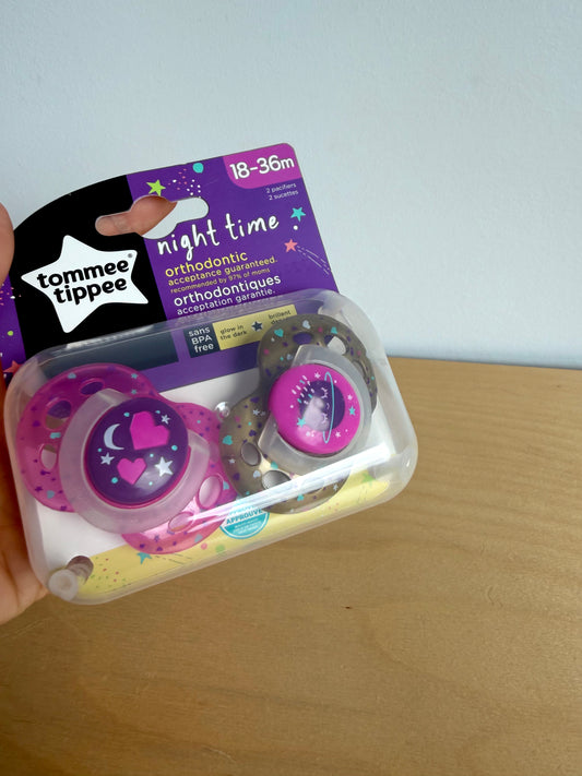 Tomee Tippee Orthodontic Glow in the Dark Pacifiers (2 In Package) / 18-36m