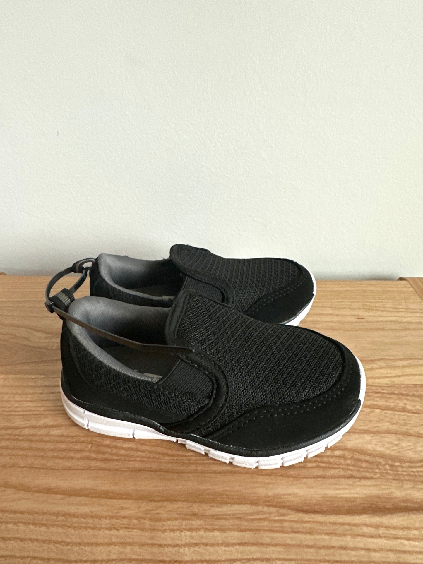 Memory Foam Black + White Shoes / Size 7 Toddler