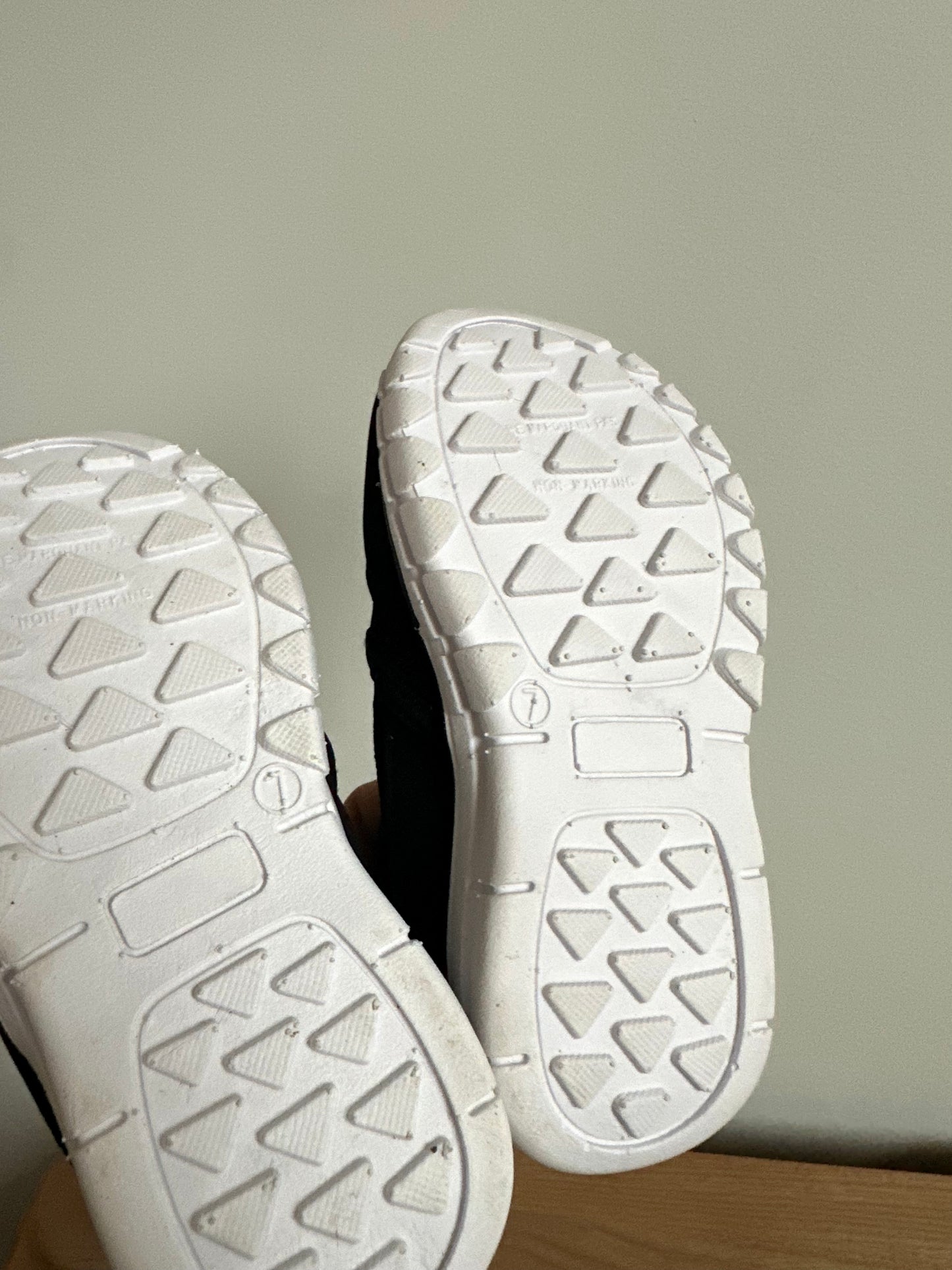 Memory Foam Black + White Shoes / Size 7 Toddler