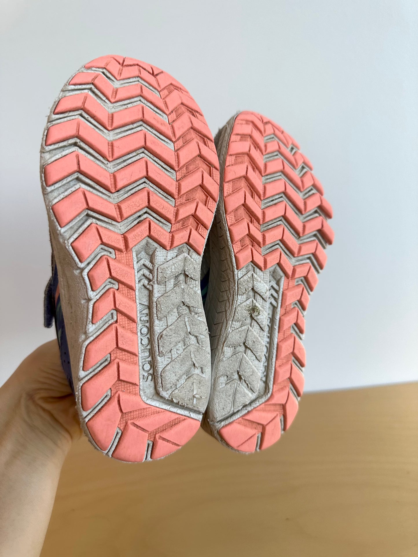 Saucony Velcro Sparkly Runners / Size 11 Toddler