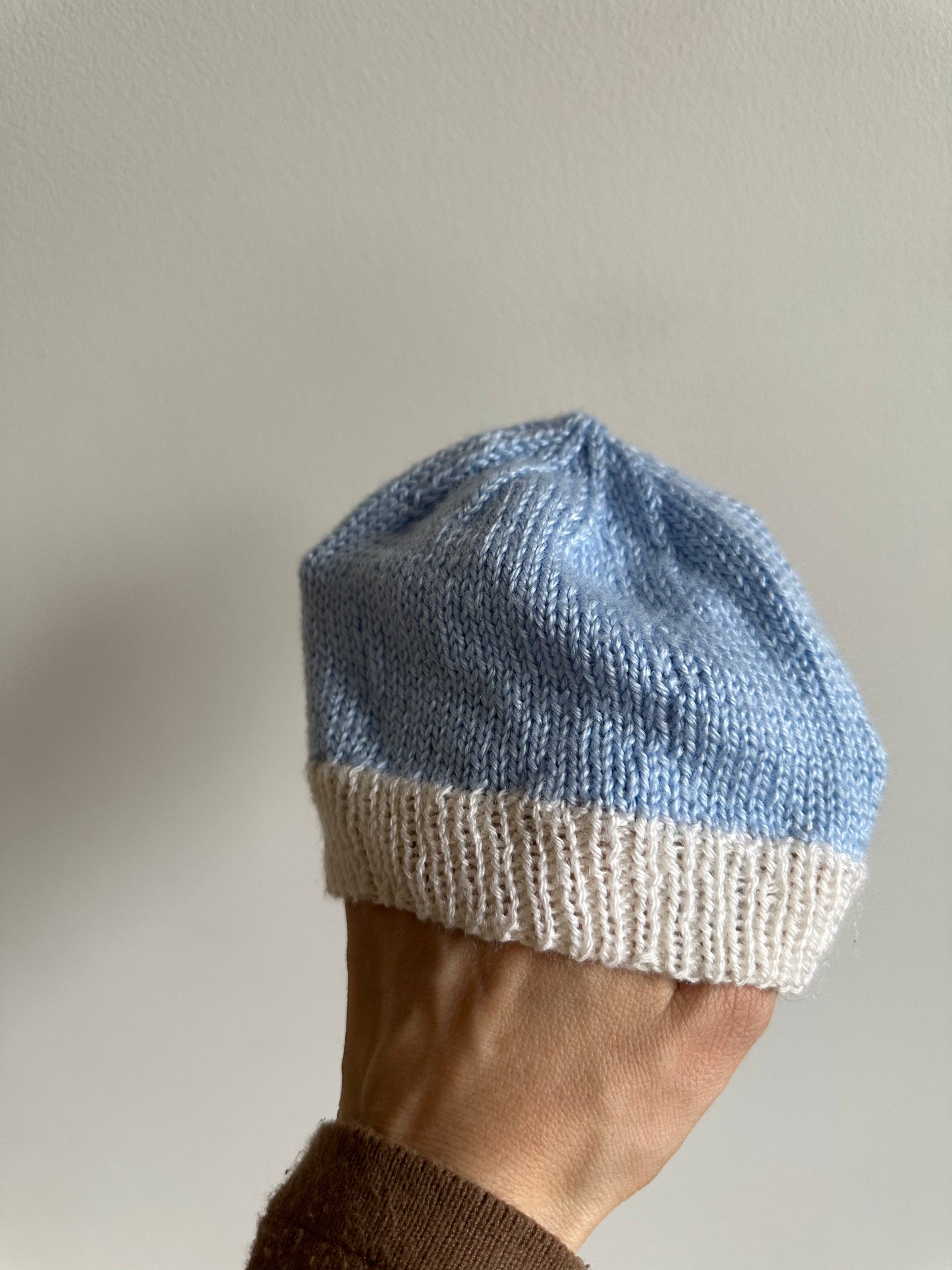 Blue + White Knitted Toque / 0-3m?