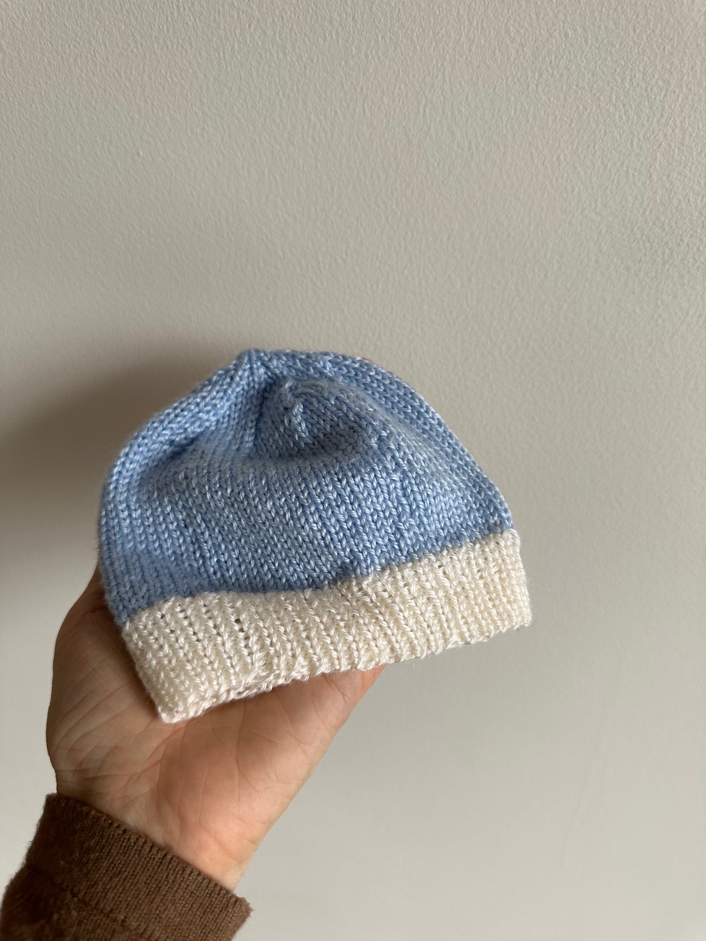 Blue + White Knitted Toque / 0-3m?