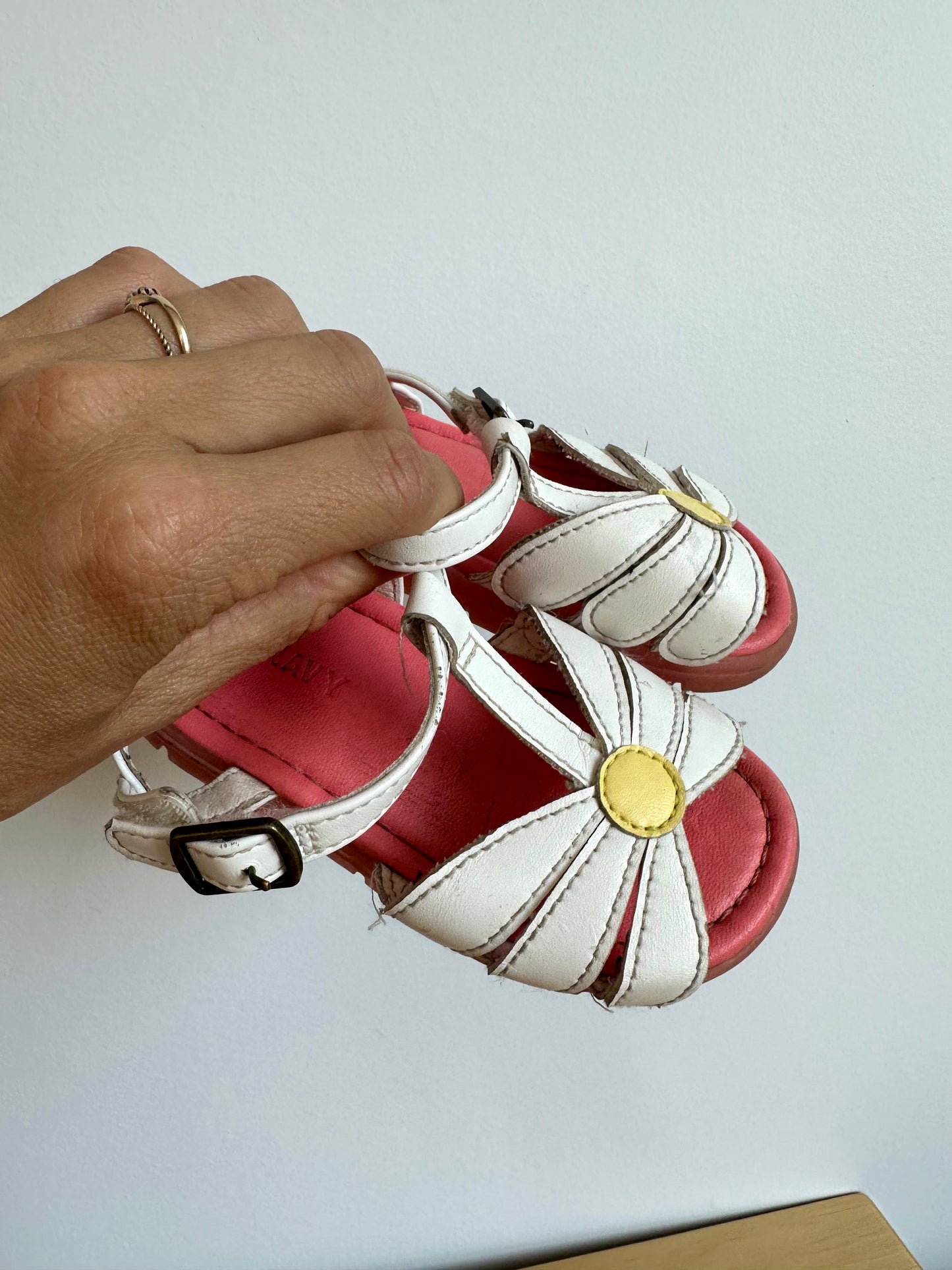 Daisy White Sandals / Size 6 Toddler